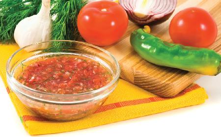 Szybka salsa dla leniwych - przepis na pyszny letni dip