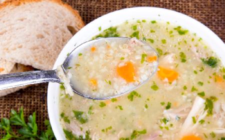 Krupnik z kaszą perłową z menu Beszamel