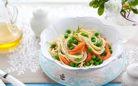 Spaghetti z wędzonym łososiem - szybki i prosty obiad, który każdemu smakuje