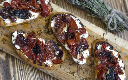 Bruschetta ze śliwkami - przepis na bruschettę na słodko