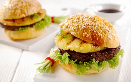 Burger wołowy z ananasem z grilla