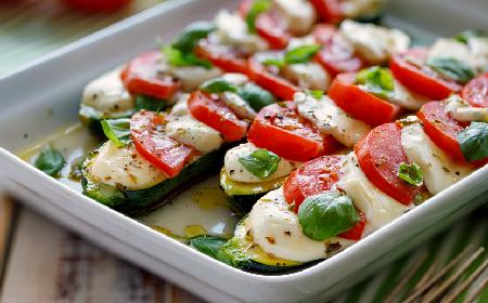Sałatka caprese podawana na pieczonej cukinii