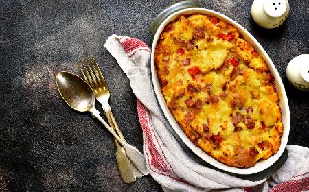 Zapiekanka z czerstwego chleba z parówkami i pomidorem