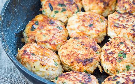 Soczyste i pyszne burgery drobiowe ze szpinakiem i serem feta