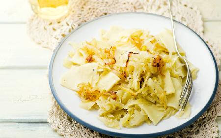 Makaron z duszoną młodą kapustą, jabłkami i porem