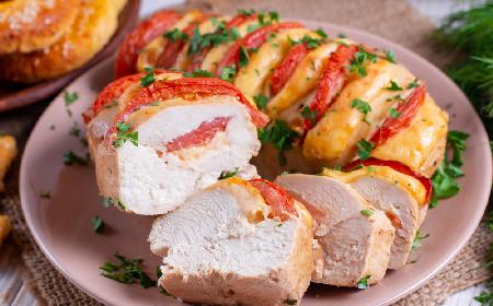 Pieczone piersi kurczaka hasselback nadziewane serem i pomidorem: genialny trik na szybki obiad