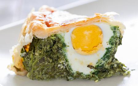 Szpinakowa tarta z jajkiem na twardo - dobry przepis na obiad dla zapracowanych