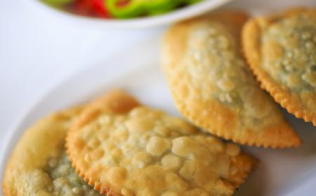 Greckie pierogi pieczone z serem feta: pyszna przekąska