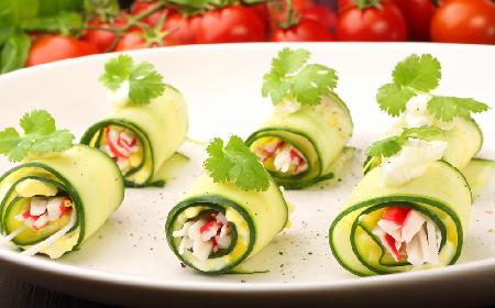 Roladki z cukinii z surimi: przepis