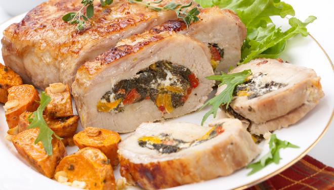 Pieczony schab nadziewany serem feta ze szpinakiem i papryką