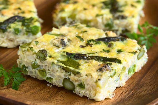Szparagowa frittata z kurczakiem i ryżem
