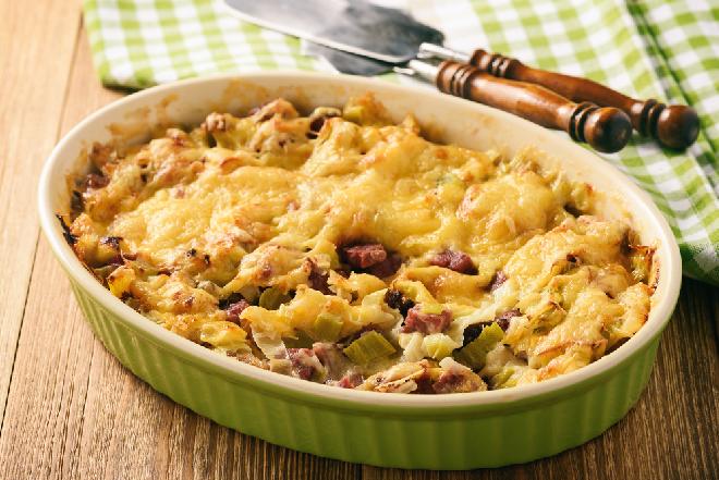 Zapiekanka z czerstwego chleba z boczkiem i mozzarellą
