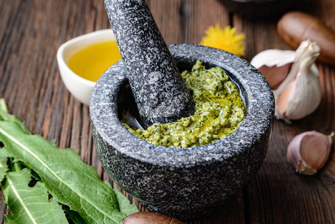Pesto z mniszka lekarskiego i migdałów