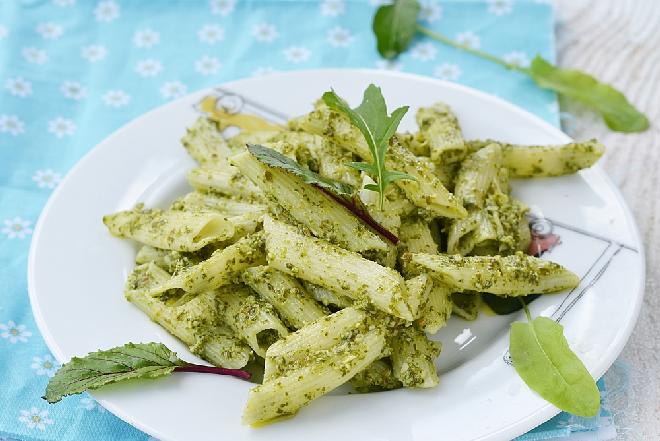 Pesto ze szczawiu do makaronu: sprytny przepis na szczawiowy sos do klusek