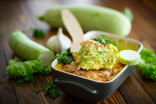 Pieczony omlet z cukinią i ryżem: dziecinnie łatwy sposób na sycący posiłek