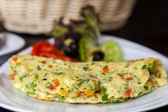 Przepyszny omlet ze świeżą papryką - idealny na śniadanie z przyjaciółmi
