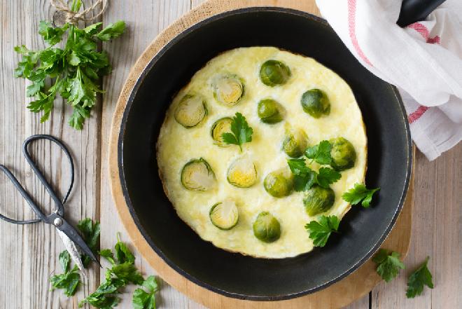 Przepyszny omlet z brukselką: łatwy przepis na sycący posiłek