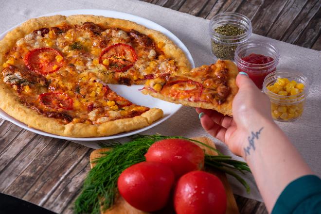 Orkiszowa pizza na cieście typu graham - bez mleka, jaj i pszenicy modyfikowanej