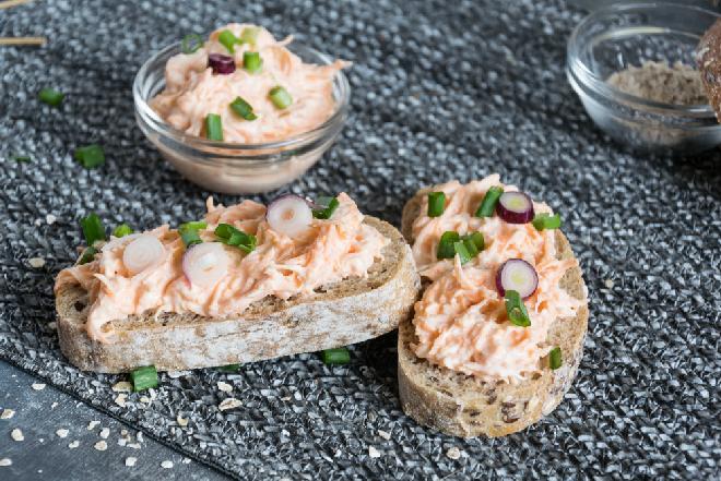 Niskokaloryczna pasta z kurczaka i twarożku - pyszne smarowidło z włoską nutą