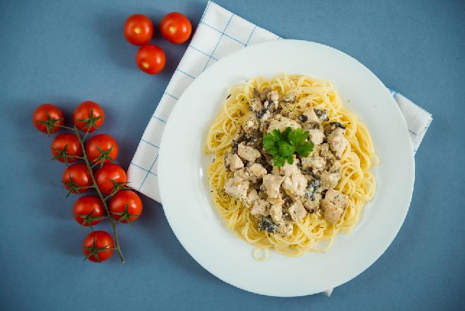 Aksamitne spaghetti z sosem z pieczonego kurczaka - oszczędne i pyszne danie z resztek świątecznego obiadu