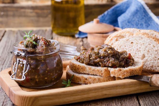Bakłażanowa pasta z orzechami: przepis na pastę do kanapek