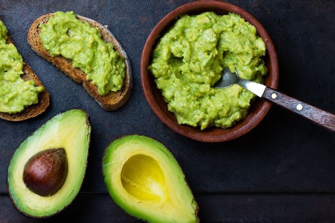 Pasta z awokado: przepis na domowe guacamole do kanapek